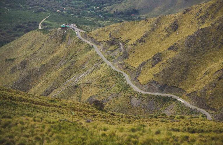 Operativo de rescate en el filo de las Sierras de los Comechingones: asisten a un turista lesionado