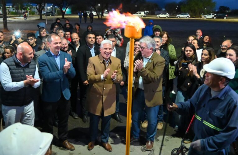 Poggi inauguró la red de gas natural del barrio 900 Viviendas