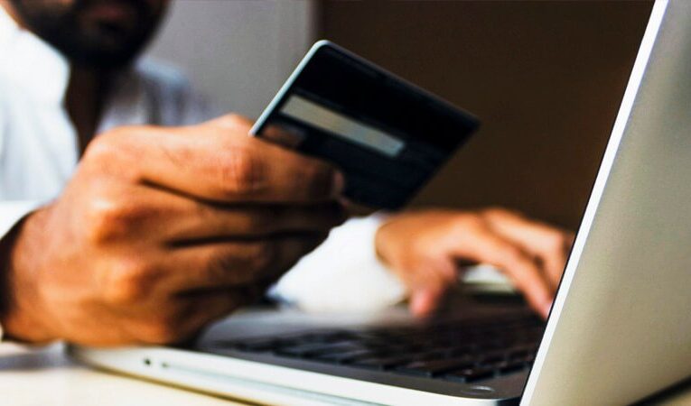 Estafa con tarjeta de crédito: La Justicia ordenó los descuentos a una consumidora